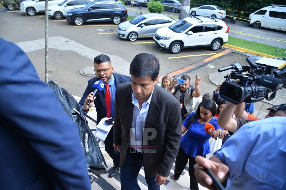 Llaman a juicio al exministro Federico Suárez