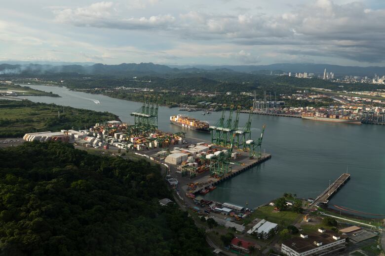 Panamá formaliza la creación de un canal seco de transbordo de mercancía