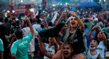 Hinchas del Palmeiras ignoran las restricciones sanitarias en celebración de la Copa Libertadores