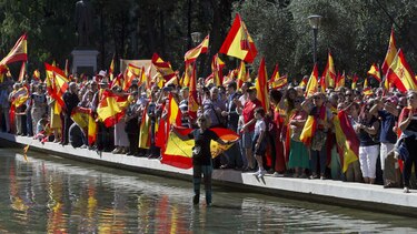 Miles se manifiestan por la unidad de España o el diálogo con Cataluña