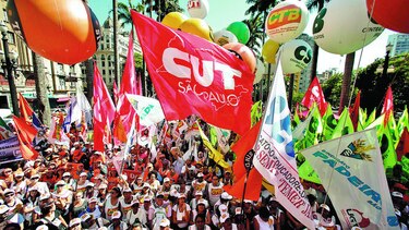 Sindicatos marchan contra reformas