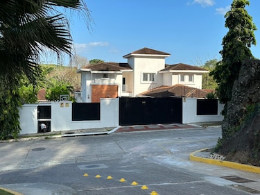 Otra causa contra Ferrufino: no terminó de pagar la casa en la que vive