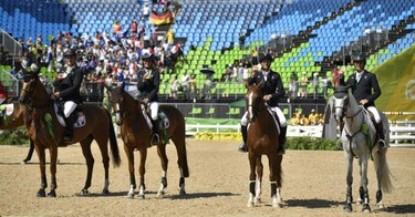 Oro para el equipo francés de saltos de obstáculos de equitación
