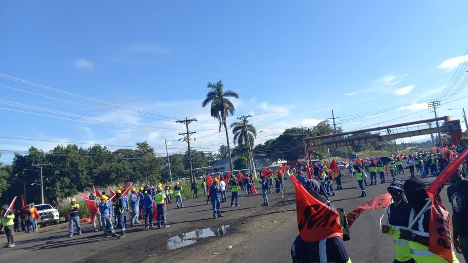 La vía Interamericana está cerrada en Tolé y Santiago; la Policía despeja la vía en Viguí