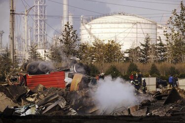Mueren 35 personas por explosión en oleoducto en China