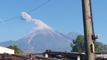 Volcán de Fuego aumenta erupciones y lanza ceniza a comunidades en Guatemala