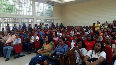 Docentes colonenses se mantienen en huelga