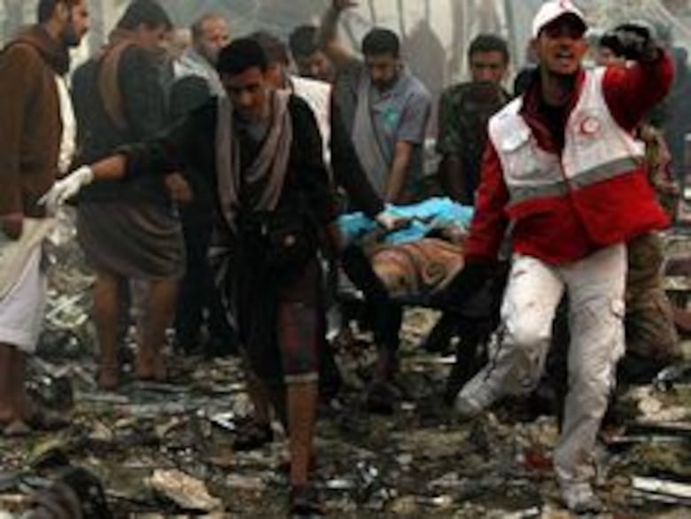 Ataque aéreo deja al menos 140 muertos en Yemen