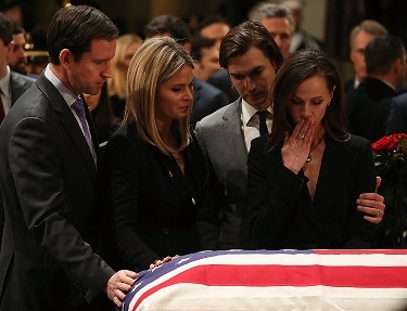 Visitantes honran al fallecido expresidente George H. W. Bush