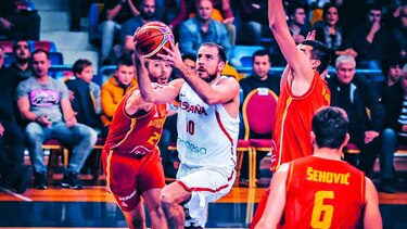 España vence a Montenegro en eliminatorias