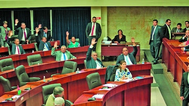 Enconada lucha por el poder en la Asamblea Nacional
