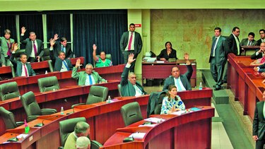 Enconada lucha por el poder en la Asamblea Nacional