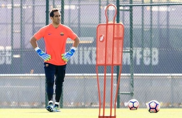 Claudio Bravo llega a Manchester para sumarse al City