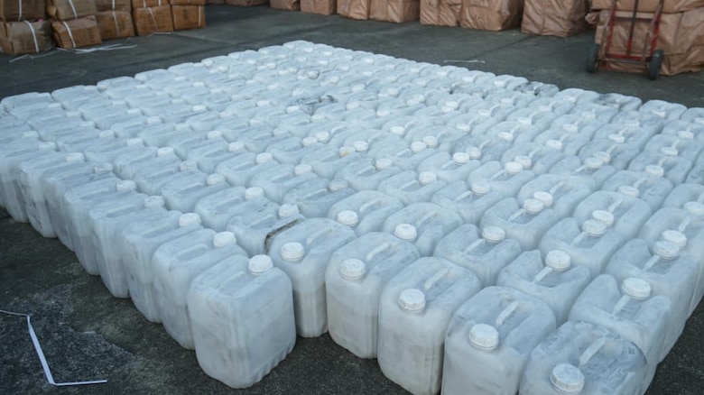 Decomisan embarcación con cigarrillos y zapatillas de presunto contrabando en Colón