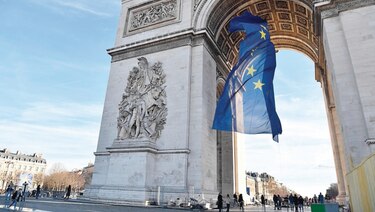 Francia retira bandera de la Unión del Arco del Triunfo