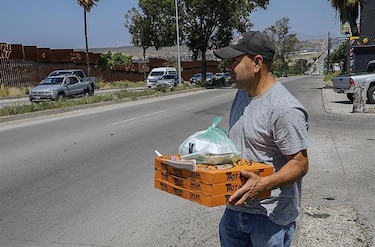 Vendedores de comida se lucran con migrantes varados en la frontera norte de México