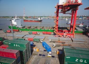 Despidos de personal y cargas abandonadas en el mar: los aranceles pasan factura a las empresas chinas