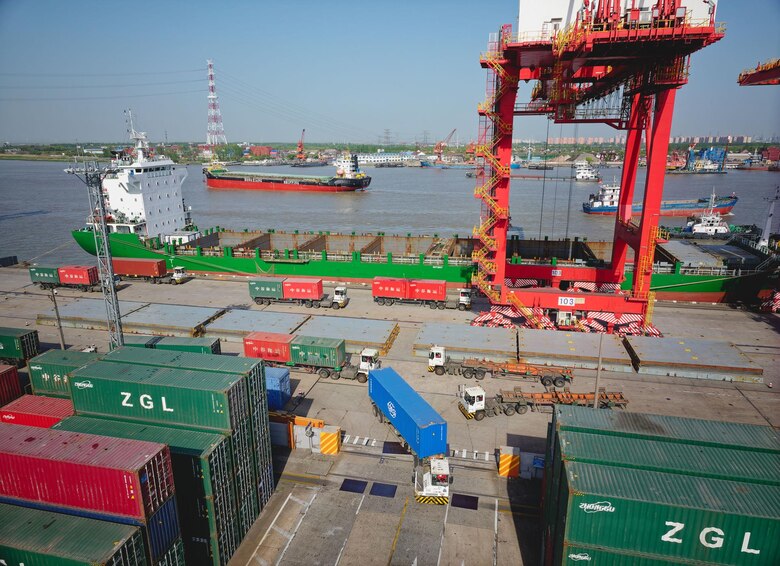 Despidos de personal y cargas abandonadas en el mar: los aranceles pasan factura a las empresas chinas