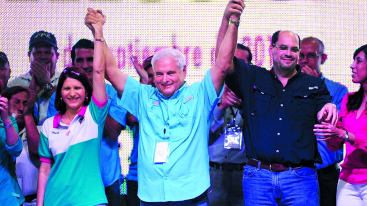 Ricardo Martinelli levanta las manos de su esposa, Marta Linares, y del candidato de su partido, José Domingo Arias, en la campaña política de 2014.