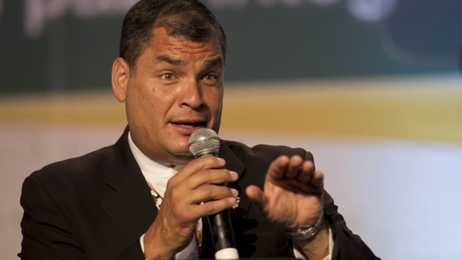 Presidente Rafael Correa reduce el salario de altos funcionarios para nombrar médicos
