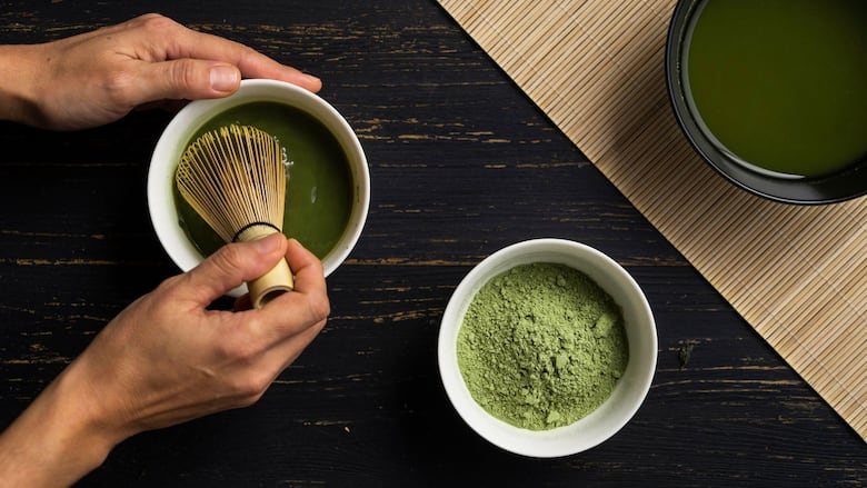 Cómo la moda de tomar matcha está agotando el suministro de este preciado té japonés