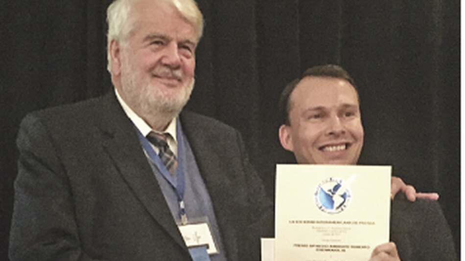 Entregan premio Roberto Eisenmann Jr.