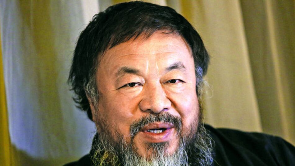 Premian a voces críticas