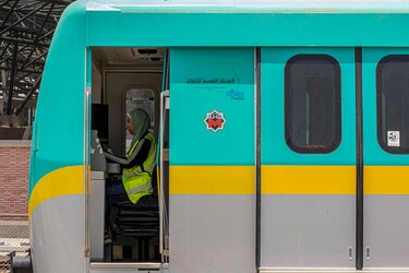 El metro de El Cairo emplea a primeras conductoras de tren