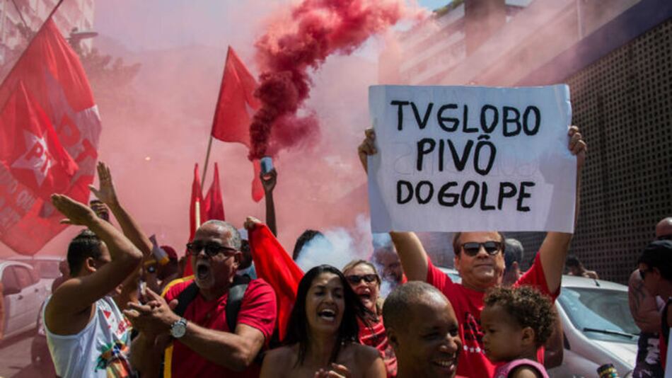 Seguidores de Lula da Silva protestan frente a la sede de 'TV Globo'