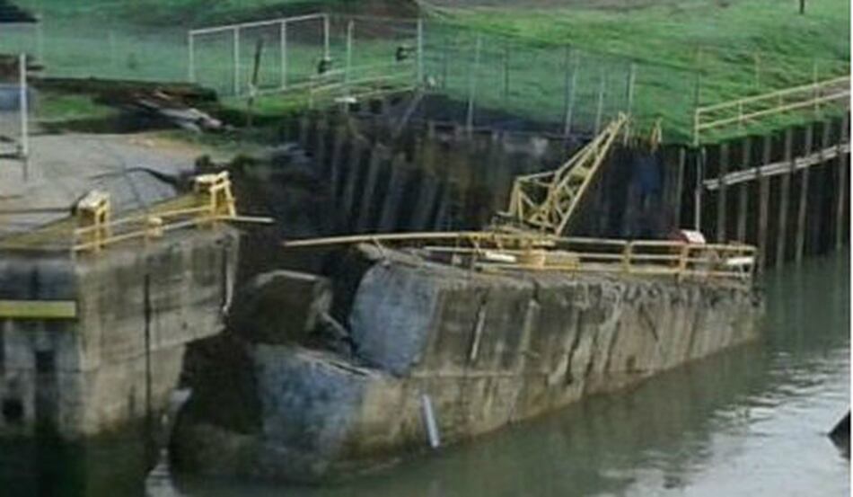 Se desprende alerón lateral en las esclusas de Miraflores
