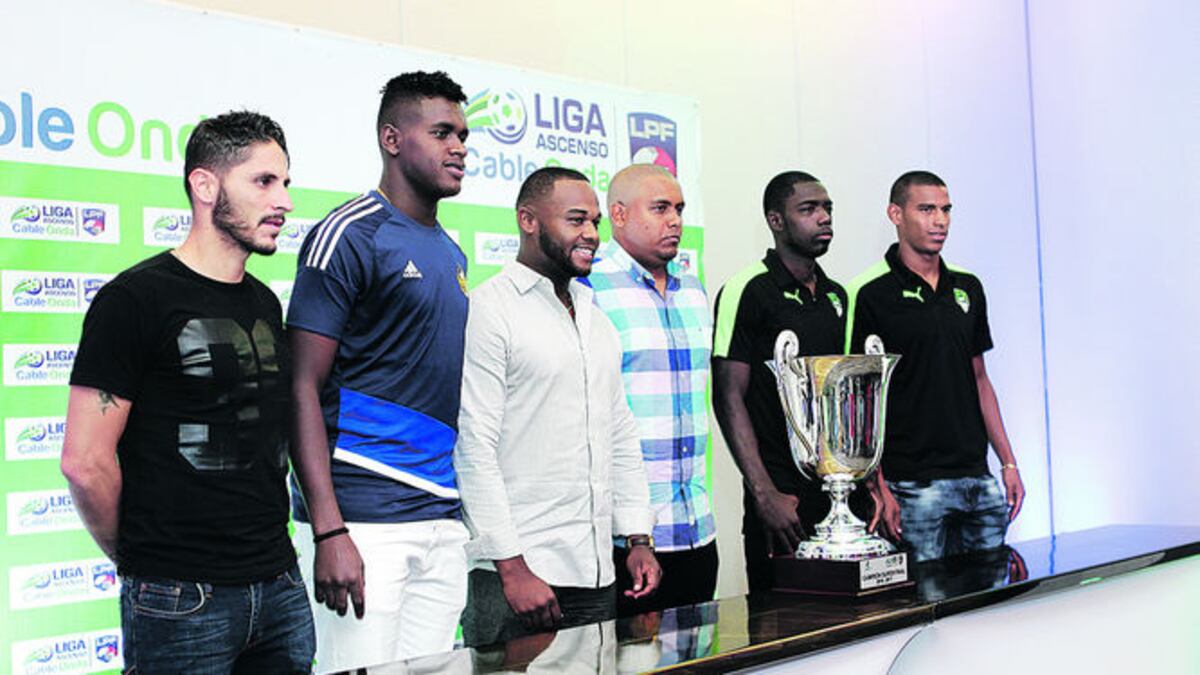 Mesa principal en la conferencia, donde posan técnicos (c) y algunos jugadores del CAI y Costa del Este que el viernes buscan su pase a la Liga Panameña de Fútbol.