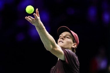 Sinner brilla en París y avanza con paso firme