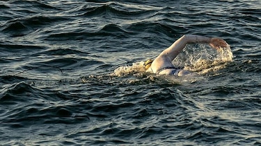 Una estadounidense cruza cuatro veces a nado el canal de la Mancha sin parar