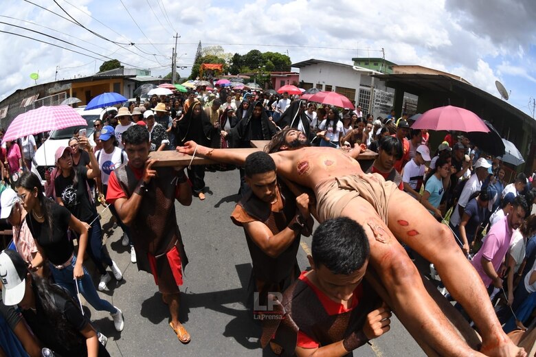 EN IMÁGENES: Feligreses de La Chorrera asisten al Viacrucis de la Pasión de Cristo