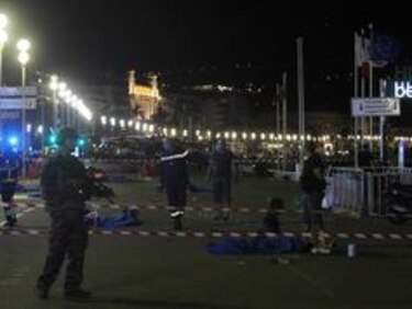 Al menos 84 personas mueren embestidas por un camión en Niza