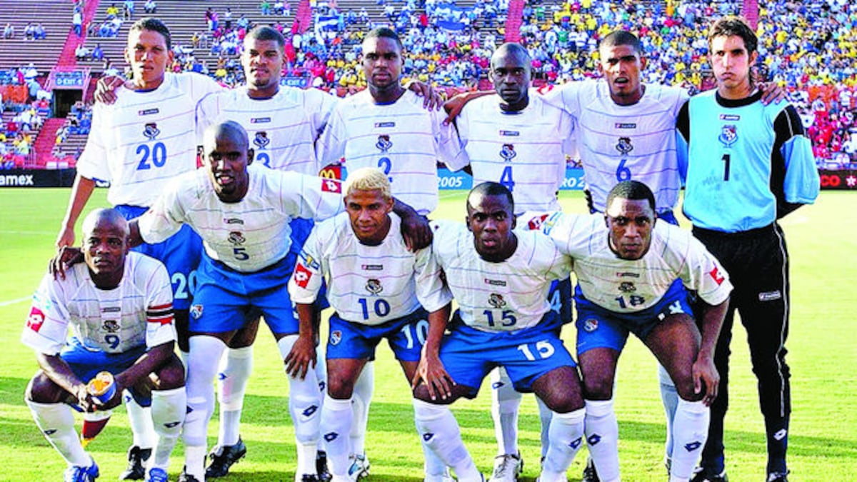 Selección nacional que llegó a la final de la Copa Oro 2005. Engin Mitre, de pie, primero de izquierda a derecha.LA