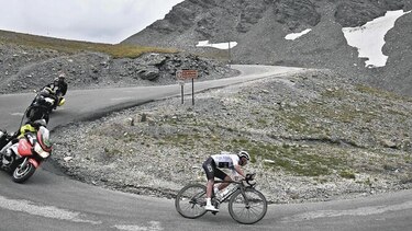Egan Bernal logra el amarillo en una etapa del Tour neutralizada por el hielo