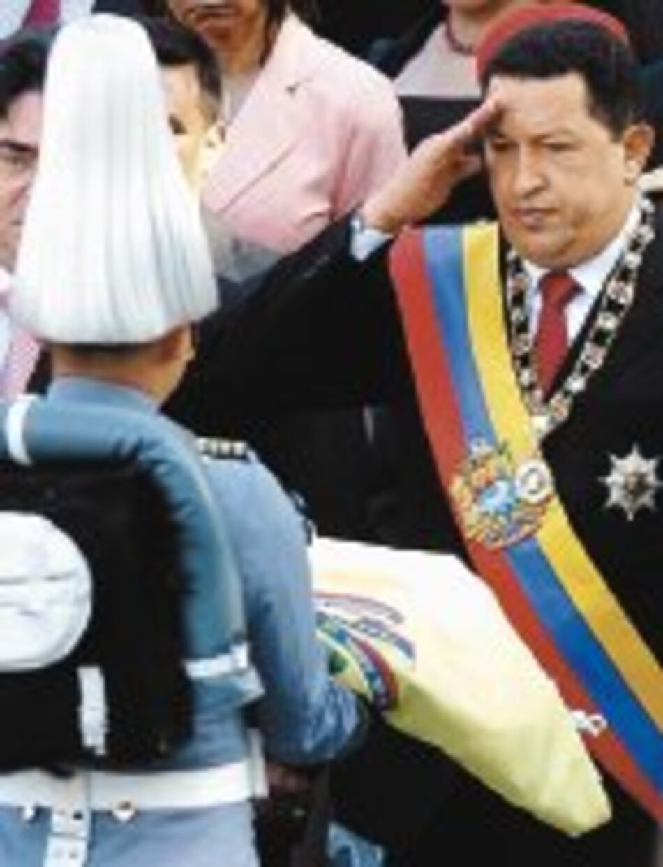 Chávez iza la nueva bandera pese a protestas de oposición