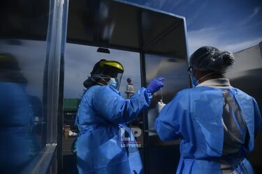 Porcentaje mensual de positividad del virus está por debajo del 15% por primera vez