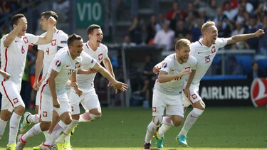 Polonia elimina en penales a Suiza y avanza a cuartos