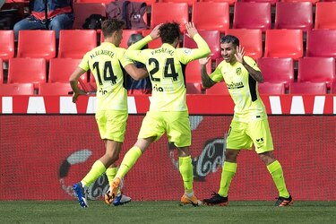 Barcelona golea al Alavés, pero el Atlético no falla contra Granada