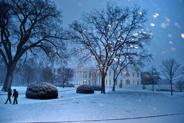 La potente tormenta 'Snowzilla' sepulta al este de EU bajo la nieve
