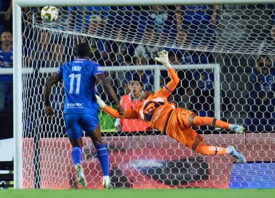 Keylor Navas brilla y le da a Pumas un empate en la casa de Cruz Azul