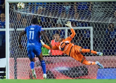 Keylor Navas brilla y le da a Pumas un empate en la casa de Cruz Azul