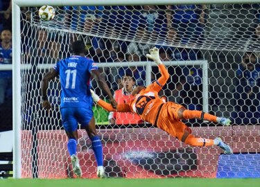 Keylor Navas brilla y le da a Pumas un empate en la casa de Cruz Azul