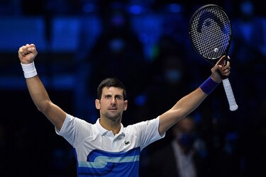 Novak Djokovic a semifinales del Masters ATP tras ganar a Rublev, Tsitsipas se retira