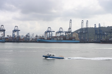 Puertos de Balboa y Cristóbal reciben buques portacontenedores 