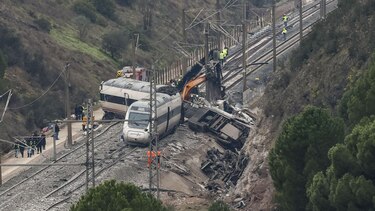 ‘Necesito que paren el tráfico en las vías urgentemente’: los audios de las llamadas entre los trenes y el centro de mando segundos después del accidente en España