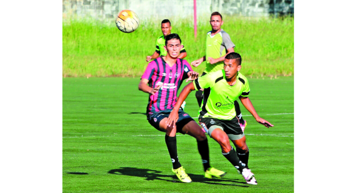 José Muñoz, del Tauro FC, intenta quitarse la marca de Werner Wald, del Sporting, en acción el pasado mes de diciembre en un amistoso en el Artes y Oficios.
