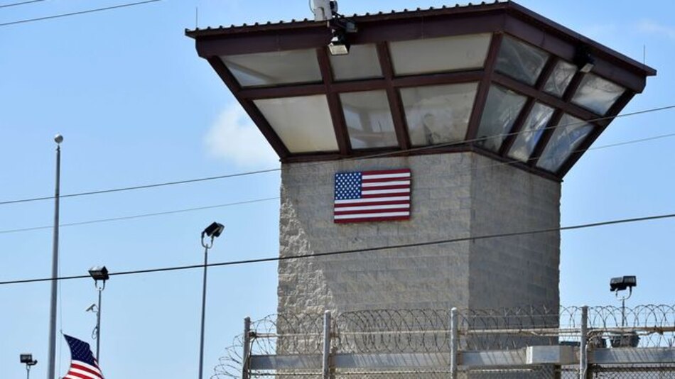 Salen 10 prisioneros de Guantánamo rumbo a Omán